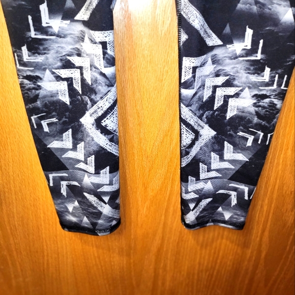 EVOLUTION AND CREATION ANKLE LENGTH, BLACK&WHITE PATTERNED YOGA JOGGETS SIZE M - Picture 1 of 5